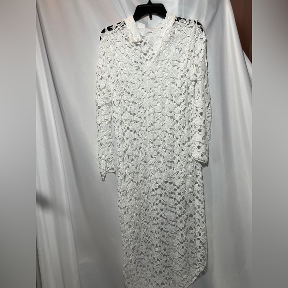 White Throw With Feathered Pattern - Picture 2 of 2